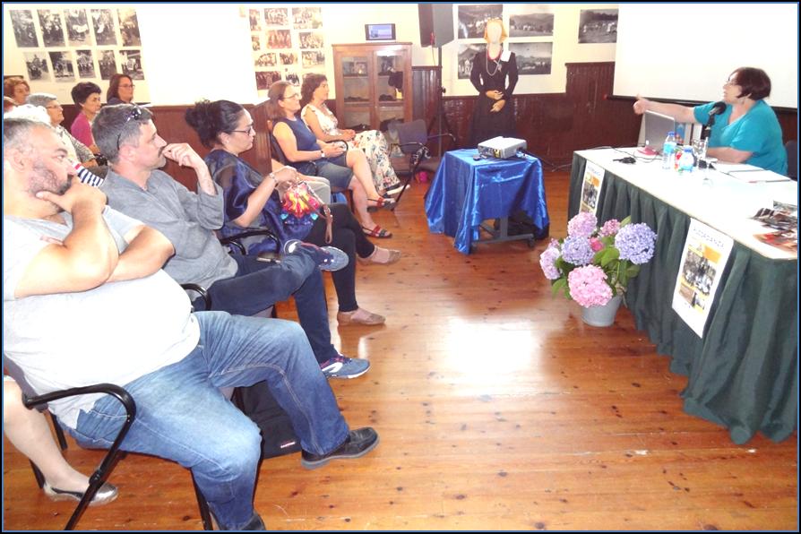 Fernando Rodrguez (primero por la izquierda), durante la exposicin de Fe Santovea./ Foto: EL ECO