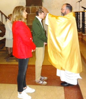 Imposicin de manos por el sacerdote limeo, Carlos Rodrguez Mayorga. | EL ECO