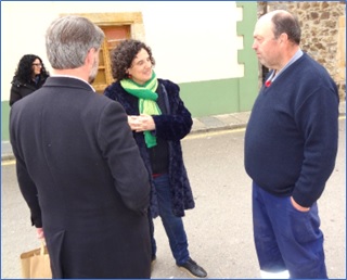 A la salida del Ayuntamiento, la consejera se encontr con el vecino de Naveda, Alberto Garca Vallina, quien la salud por haber compartido con ella estudios en Arriondas y con quien se detuvo a hablar. | EL ECO