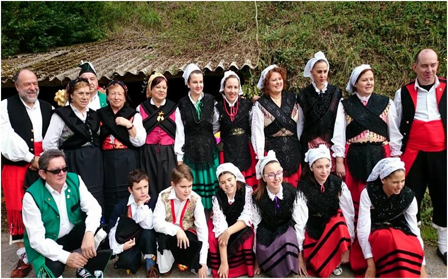Pose de familia de integrantes del Grupo Ensinluz, de la Asociacin San Antonio y de lugareos, con el traje asturiano.