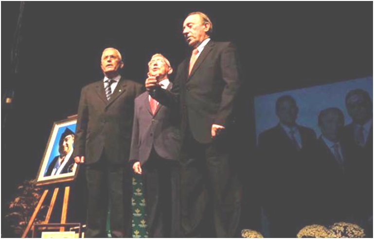 En la imagen, Arsenio Fernndez-Nespral, Roberto Gonzlez y el villaviciosino de Selorio, Luis Estrada, junto al retrato de Emilio Garca, interpretando Langreanina, en su ltima actuacin. / Foto: Silveira (La Nueva Espaa).