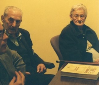 Jes�s y Concha (hijos de Jes�s Arango), atentos en noviembre de 2000 a una conferencia dedicada a su padre, ante un Tomo de EL ECO. | EL ECO, Archivo