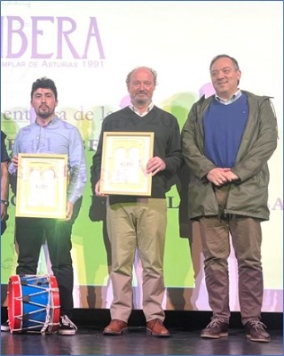 Dos cabraneses y un neo-cabran�s. Edu Llosa y Jos� Antonio Labra, con sus diplomas, acompa�ados por el cabran�s de Pi�era y Alcalde de Villaviciosa, Alejandro Vega Riego. Tambi�n asistieron al acto el Alcalde de Cabranes, Gerardo Fabi�n Fern�ndez, y el ex