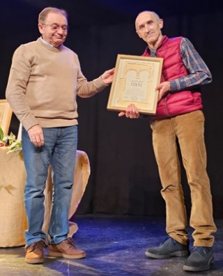 Miguel Gonz�lez (tesorero de �Cubera�) entregaba el 11 de diciembre a Enrique Corripio el diploma acreditativo.