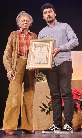 Eduardo Llosa mostraba su distinci�n el 11 de diciembre, tras entreg�rsela Delia Piris Marina (vicepresidenta segunda de `Cubera`).