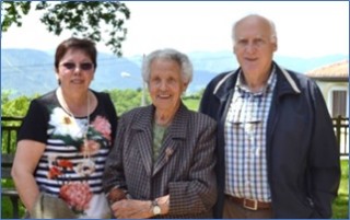 | En esta foto, con Esther Surez y Jos Ramn Pin Sanfeliz. La Revista de Torazo, del ao 2016. Asociacin Cultural Incs.