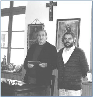 esta foto, Eduardo y Mem, en el aula de Santa Eulalia en la que imparti aqul y recibi ste clase; y con motivo de una recreacin de poca, germen del que hoy es Museo de la Escuela Rural de Asturias, en Vin. EL ECO, Archivo