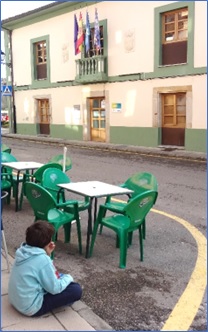 Imagen de la fachada del Ayuntamiento donde se puede ver debajo de las banderas la puerta de acceso al Telecentro
