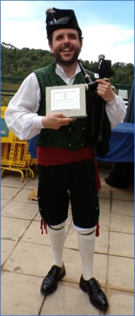 David posando con el premio