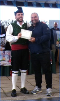 David Mu�iz recogiendo su premio de manos del Alcalde de Sariego