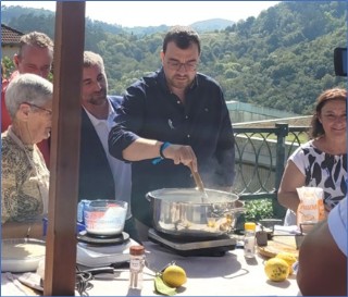 Revolviendo arroz con leche, bajo la atenta mirada de Chelo Velasco. | Foto de Merce Iglesias Oro