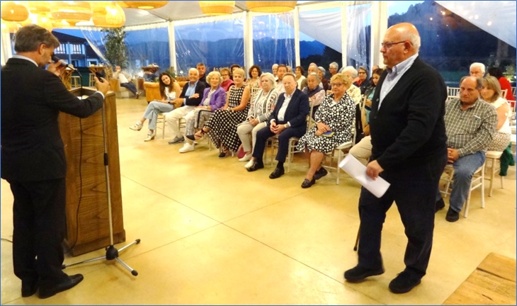 Too Martnez (presidente de la Asociacin Cultural Incs), dirigindose a la zona del atril para informar de la propuesta. | EL ECO