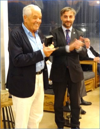 Pepe Cobin recibiendo la medalla de oro de Cabranes