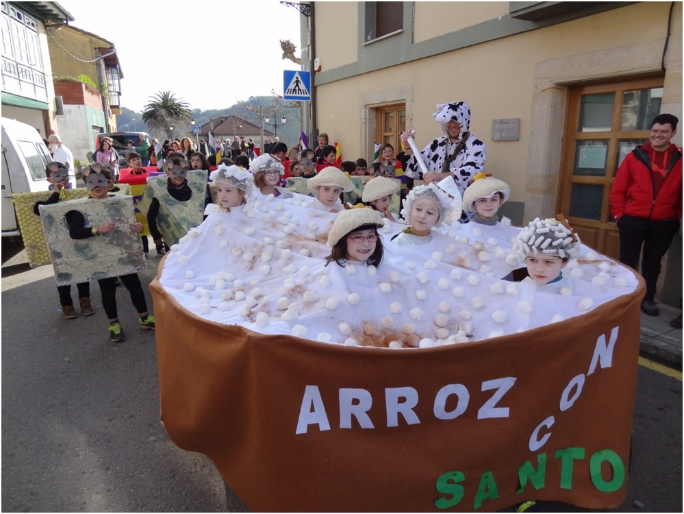 Alberto, Candela, Hugo, Erik, Sergio, Covadonga, Mara y Shanna reproduciendo una tarrina de arroz con leche de Cabranes, con los granos de arroz, la canela y el limn.