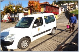 Uno de los vehculos del Ayuntamiento con su nuevo distintivo en las puertas.
