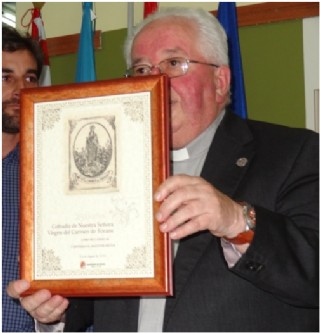 Don Agustn muestra el Escapulario conmemorativo (grabado antiguo, que me entusiasma) de los 250 aos.