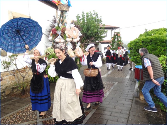 La elegancia y la alegra no faltaron, pese a la lluvia (y al paso ligero, obligado por sta), como se aprecia en esta foto y en la siguiente.