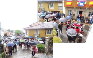 Los ramos, en direccin a la carpa situada en la Plaza de San Martn, en lugar de para La Sienra, entre nubes de paraguas (y entre un total desconcierto contable respecto al nmero de los mismos).