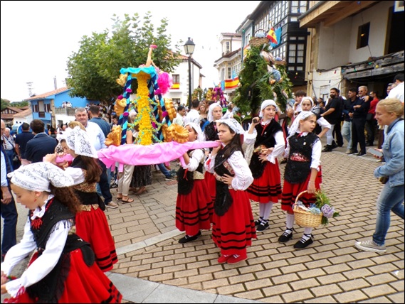 La procesi�n saliendo hacia el Campu despu�s de el serm�n en la Plazuela