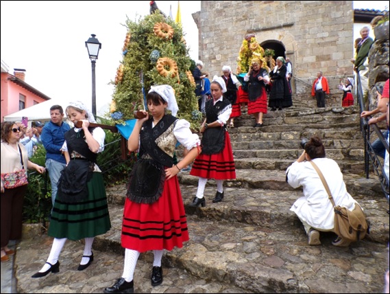 Procesi�n saliendo de la Iglesia