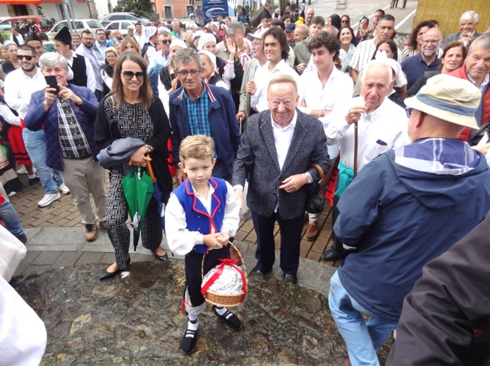 Manuel Antonio Rodrguez Solares, con su nieto (que sujeta la cesta con la boroa), y la mam de ste, Noelia Garca Ardura (a la izquierda, con gafas y 2 paraguas).