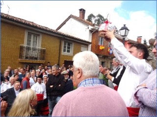 Hugo Gonzlez eleva la boroa, en el tramo final de la subasta.