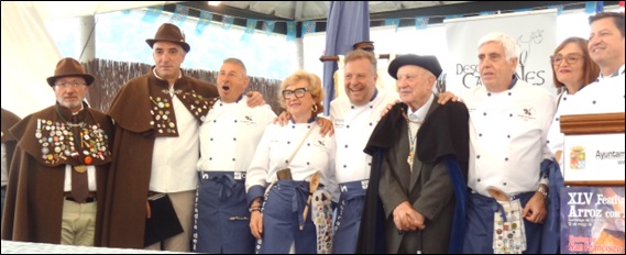 El homenajeado, con Fernando Martnez, Vicente Riego y la Cofrada del Desarme (de Oviedo).