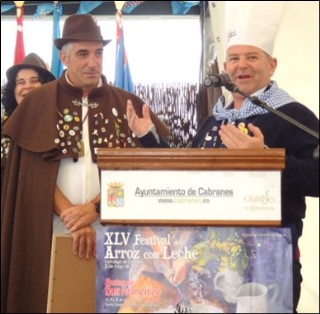 Javier Rodrguez, agradeciendo el detalle, ante Natalia Lpez y Vicente Riego.