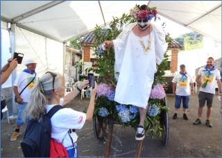 El Santn descendiendo del carruaje, bajo la carpa de Les Dances, hasta el ao que viene.