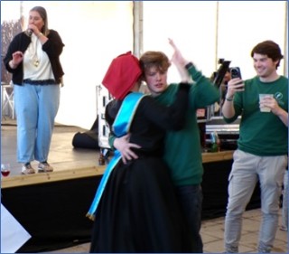 Marta, interpretando una canci�n que la xana y Mateo bailaron.