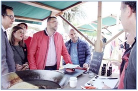 Barbn hablando con personas en los puestos del mercado