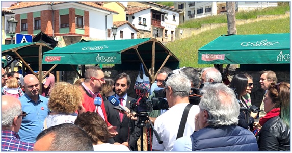 Adrin Barbn improvis una rueda de Prensa en la zona del mercado, acompaado por Gerardo Fabin. / FOTO de MARA JOS FERNNDEZ ARCONES