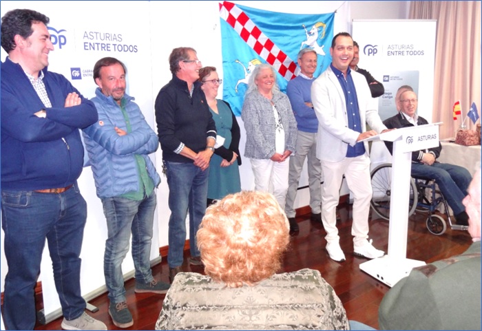 De izquierda a derecha, Juan Ramn Oro, William Lloris, Manuel ngel Brcena, Mara Teresa Mieres, Mara Crespo, ngel Mario Nozaleda, Gacel Snchez, Jos Antonio Alonso y Jos Manuel Llera, en su presentacin en Torazo. | EL ECO