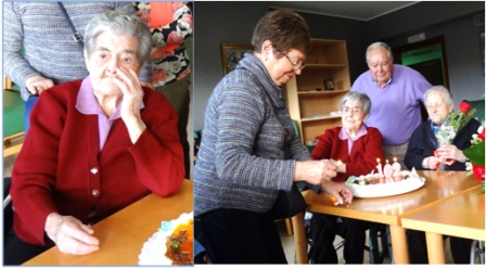 Pepina se dispone a encender las 3 velas por los 102 aos de Pura (a la derecha) ante la mirada atenta de Elvira y de Francisco, el 2 de febrero de 2017