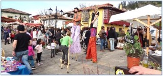 Imagen del animado mercado de Santa Eulalia protagonizado por los zancos