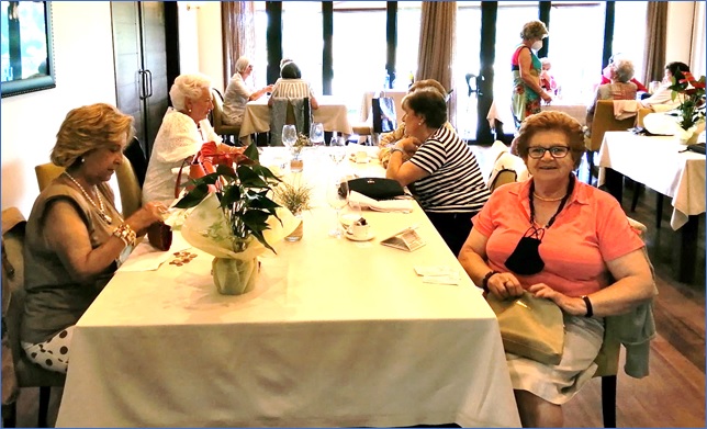 Algunas de las asistentes a la comida de alumnas