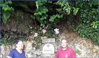 Anita y Tino junto a la fuente de La Bustia