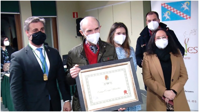 Enrique mostrando el diploma, junto al Alcalde y sus familiares asistentes (su sobrina, Rebeca Glez.; el marido de sta, Omar Surez; y su hermana, Rosa M).