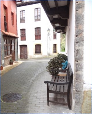 A la derecha, la entrada a la Farmacia (con el banco); y al fondo, el portn de entrada a la planta baja del edificio donde se ubicaba la antigua, hasta el ao 1966. | EL ECO
