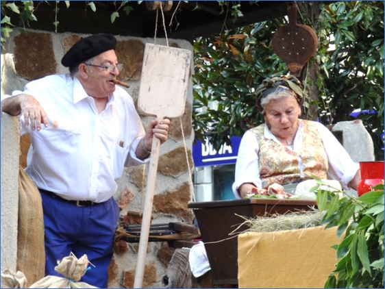 Con Amparito, en la carroza cabranesa del Da de Amrica en Asturias del ao 2017. | EL ECO, Archivo