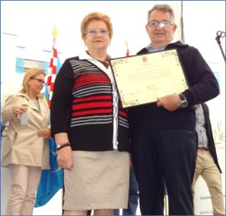 Con Lucita Campos (presidenta de la Asociacin Cultural y Recreativa Toracense), en el Festival de la Boroa de 2015, donde ya fue homenajeado. | EL ECO, Archivo