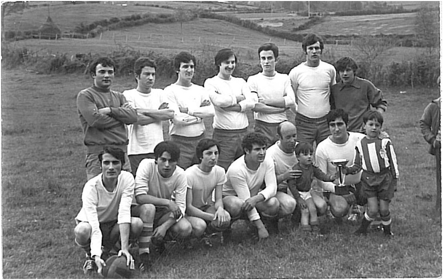 Equipo de futbol con Mem el segundo por la izquierda