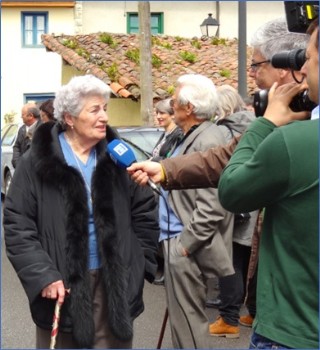 Mar�a Esther Corripio el 21 de abril de 2016, entrevistada para la TPA tras la proclamaci�n, ese d�a, del Pueblo de Torazo como �De los M�s Bonitos de Espa�a�. Entre ella y el entrevistador, su esposo.     | EL ECO, Archivo