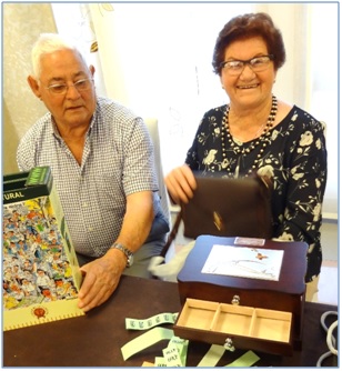 Esther Surez y su marido Rufino Adolfo Vallenes enseando el regalo
