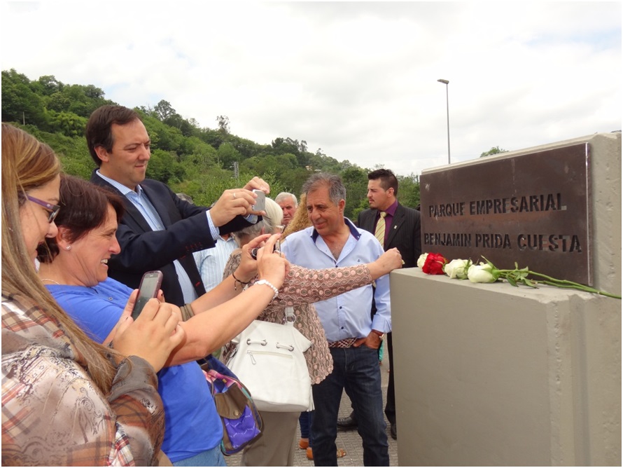 Eva Camblor y sus nietos depositando flores
