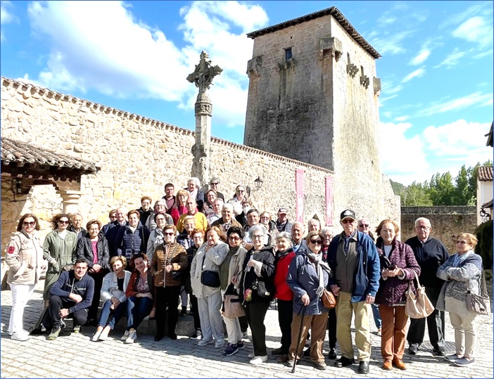 Fotografa de los jubilados de Cabranes junto al Torren de Fernn Gonzlez