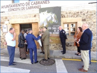 Llegada de las autoridades y detalle del anuncio sobre la fachada.