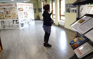 Vistante viendo la exposicin en la Casa de Cultura Mara Josefa Canellada