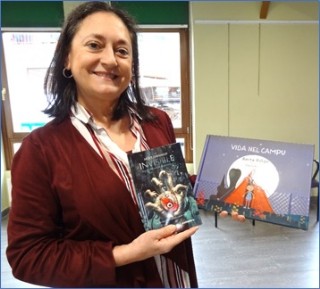 Maite Gonzlez con las dos ltimas obras premiadas y ya editadas, disponibles en la Biblioteca. / Fotos: EL ECO