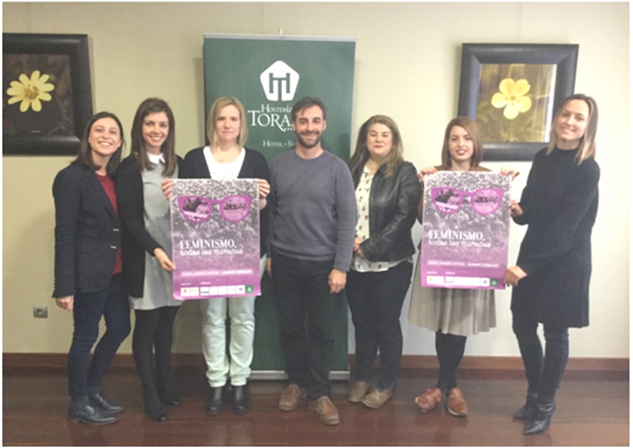 De izquierda a derecha: Paula Rodrguez, Almudena Robledo (Concejala cabranesa de Sanidad y Educacin), Graciela Snchez (Concejala de Igualdad y Servicios Sociales), Gerardo Fabin (Alcalde), Virginia Naredo (Primera Teniente de Alcalde y Concejala de Tu